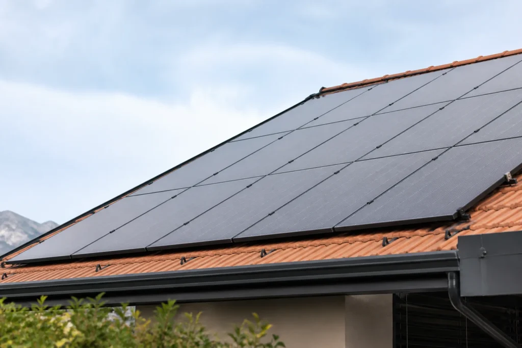 Pannelli fotovoltaici neri installati su una copertura contemporanea